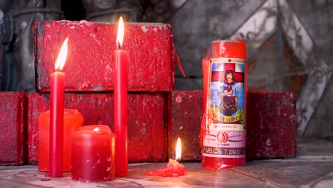 Nahaufnahme-Roter-Kerzen,-Die-Im-Heiligtum-Gauchito-Gil,-Argentinien,-Brennen