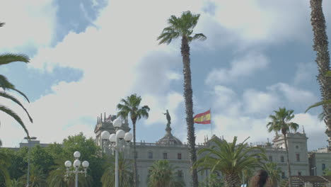 Lapso-De-Tiempo-De-Nubes-Y-árboles-Frente-A-Una-Oficina-Del-Gobierno-En-Barcelona-España