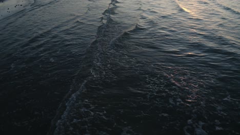 Wellen-Rollen-Am-Strand-Bei-Sonnenuntergang-Aus-Nächster-Nähe