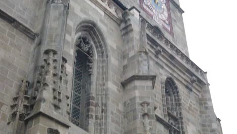 Brasov,-Rumänien---Dezember:-Die-Schwarze-Kirche-Aus-Der-Stadt-Brasov,-Ein-Symbol-Für-Die-Gotische-Architektur,-Gefilmt-Aus-Verschiedenen-Blickwinkeln-Und-Mit-Hoher-Auflösung