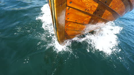 Sjekte---Barco-De-Madera-Noruego-Navegando-En-El-Océano-Azul-En-Un-Día-Soleado-En-Noruega