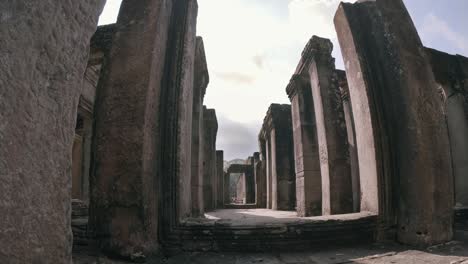 Timelapse-Del-Templo-En-El-Complejo-De-Angkor-Wat-Con-Pilares-Y-Turistas