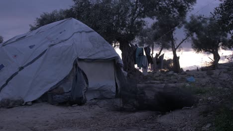 Carpa-Y-Línea-De-Ropa-Del-Campamento-De-Refugiados-De-Moria-Al-Anochecer