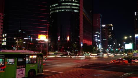 Zeitraffer-An-Der-Kreuzung-Der-Gangnam-Station,-Lichtspuren-Und-Statischer-Nachtverkehr-Auf-Der-Hauptstraße-Von-Seoul