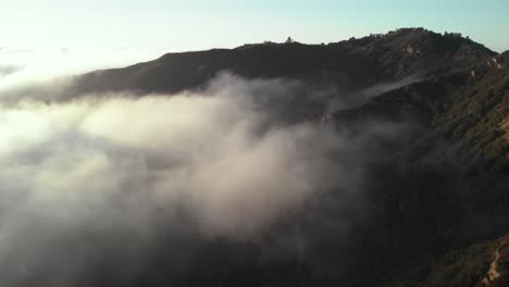 Eine-Luftaufnahme-Des-Topanga-Canyon-In-Malibu-In-Kalifornien,-Während-Die-Wolken-Früh-Am-Morgen,-Wenn-Die-Sonne-Aufgeht,-Langsam-über-Die-Hügel-Ziehen
