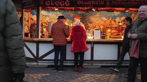 People-at-Christmas-market-on-Kongens-Nytorv-in-Copenhagen,-stand-selling-hot-wine