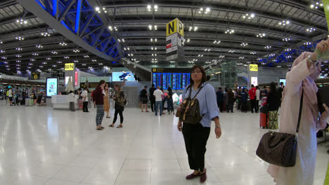 Bangkok-Tailandia,-Alrededor-De:-Pasajeros-De-Lapso-De-Tiempo-Caminando-En-El-Aeropuerto-De-Suvarnabhumi,-El-Aeropuerto-De-Suvarnabhumi-Es-La-Cuarta-Terminal-De-Aeropuerto-De-Un-Solo-Edificio-Más-Grande-Del-Mundo