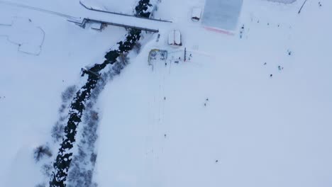 Neigen-Sie-Sich-Von-Den-Skifahrern-Im-Resort-Zu-Einem-Hohen-Überblick-über-Die-Wunderschöne-Schneebedeckte-Stadt-In-Den-Schweizer-Bergen