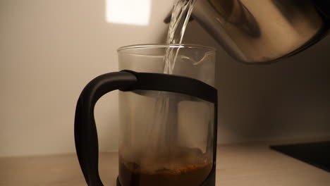 Zubereitung-Von-Instantkaffee-Durch-Zugabe-Von-Granulat-Und-Erhitztem-Wasser