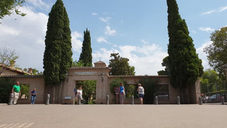 Tourists-at-entrance-of-San-Francisco-monastery-in-Alhambra