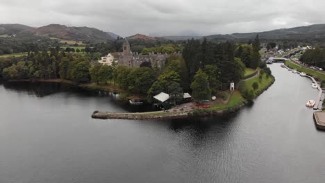 Epic-reveal-of-Fort-Augustus-and-Loch-Ness,-Scotland,-aerial-wide