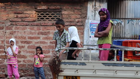 Lokale-Indische-Kinder-Spielen-Und-Verhalten-Sich-Schüchtern-Auf-Den-Straßen-Von-Kerala,-Indien