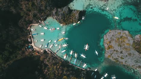 Vogelperspektive-Eines-Philippinischen-Bootes,-Das-Zum-Dock-Ausfährt