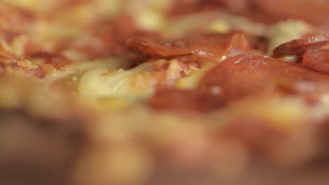Pizza-De-Pepperoni-Con-Queso-Mozzarella-Rotando-Macro-Shot