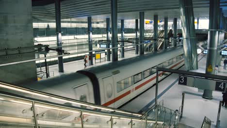 Kinokulisse-Eines-Modernen-Bahnhofs-Mit-Intercity-Express