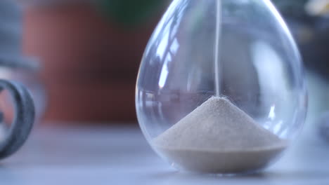 Hourglass-sand-falling-in-slow-motion
