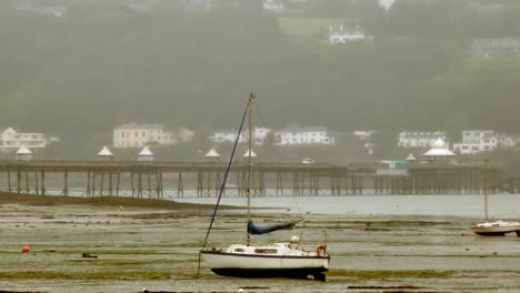 Rainy-Garth-Pier-Bangor-Promenade-Norte-De-Gales-Paisaje-Barcos-En-Marea-Fuera-Puerto-Bancos-De-Arena