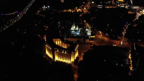 Luftaufnahme-Von-Kiew-Bei-Nacht-Mit-Straßenlaternen-Und-Gebäudebeleuchtung