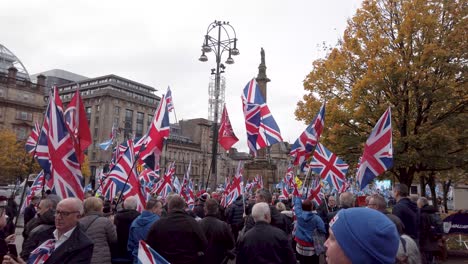 Britischer-Gewerkschafter-Mit-Britischen-Flaggen-Bei-Einer-Schottischen-Unabhängigkeitskundgebung-Am-George-Square