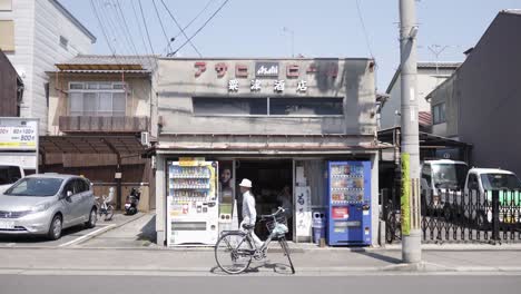 Ein-Gewerbegebiet-In-Kyoto,-Wo-Einheimische-Ihre-Waren-Kaufen-–-Mittlere-Aufnahme