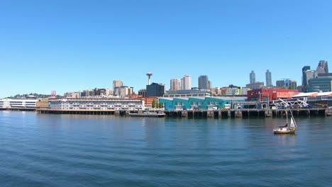 Segeln-Auf-Einem-Boot-Mit-Blick-Auf-Den-Hafen-Und-Die-Stadt-Seattle-Und-Kleines-Boot,-Das-Auf-Der-Wasseroberfläche-Segelt