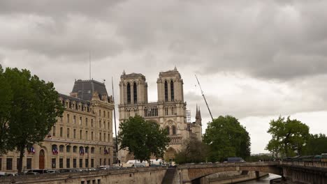 Timelapse-De-Un-Cielo-Tormentoso-Moviéndose-Sobre-La-Catedral-De-Notre-Dame-En-París,-Francia