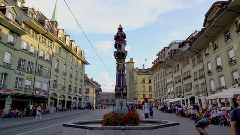 Bern-Schweiz,-Circa:-Einkaufsstraße-Mit-Uhrturm-In-Der-Stadt-Bern-In-Der-Schweiz