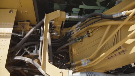 Inner-mechanical-workings-of-a-large-earthmoving-bulldozer