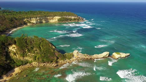 Panoramablick-Auf-Cabo-Frances-Viejo-In-Cabrera,-Dieser-Ort-Zeichnet-Sich-Durch-Die-Farbe-Des-Tiefblauen-Meeres-Aus,-Luftaufnahme-Mit-Drohne
