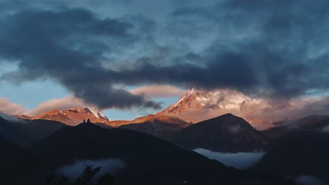 Lapso-De-Tiempo-De-Nubes-Ocultando-Mt-Kazbek-Al-Amanecer-En-Las-Montañas-Del-Caucacus,-Georgia