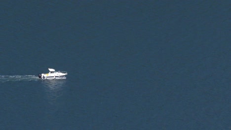 Yacht-Navigiert-Im-Blauen-Wasser-Der-Ría-De-Vigo,-Pontevedra,-Spanien