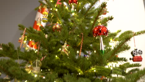 Revisión-Rápida-De-Un-árbol-De-Navidad-Decorado-De-Arriba-A-Abajo-En-Diciembre