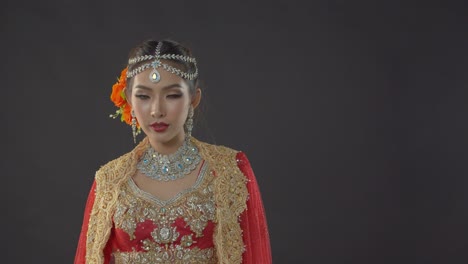 Schüchterne,-Aber-Verführerische-Indische-Braut-In-Traditioneller-Kleidung-Posiert-Für-Ihre-Hochzeitsporträts