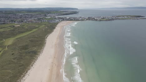 Whiterocks-Irlandeses-Locales-Limpian-La-Playa,-Portrush-Antena