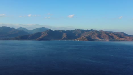 Paisaje-Marino-Pacífico-De-Mar-Azul-Profundo-Alrededor-De-Montañas-De-Islas-Tropicales-En-Un-Cielo-Brillante-Al-Amanecer-En-La-Costa-De-Indonesia