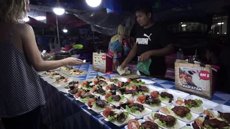 Gente-Local-Vendiendo-Comida-Callejera-En-El-Mercado-Nocturno