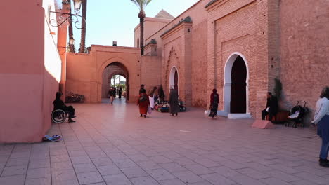 Marokkanische-Einheimische-Gehen-Durch-Authentische-Marokkanische-Gebäude-Mit-Hufeisenbögen