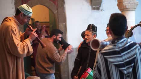 Männer-Springen-In-Trance-Tanzend-Auf-Und-Ab,-Während-Sie-Bei-Einer-Sufi-Zeremonie-In-Essaouira,-Marokko,-Trommeln-Spielen,-Singen-Und-Der-Rhaita-Lauschen