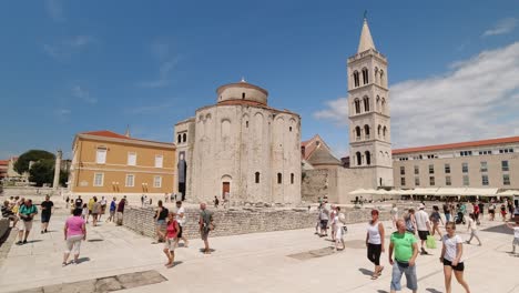 Touristenmassen-Besuchen-Die-Kirche-St