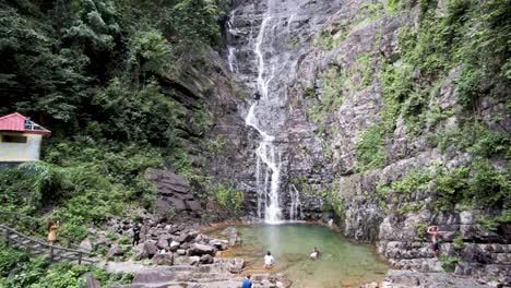 Menschen-Entspannen-Sich-Am-Tenggung-Wasserfall-In-Langkawi
