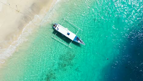 Hulhumale-Island,-Maldives---Wonderful-Scenery-Of-A-Boat-Floating-in-the-Sea-With-White-Sand-and-Calm-Ocean---Aerial-Shot