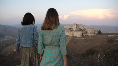 Zwei-Glückliche-Frauen-Bewundern-Und-Genießen-Den-Blick-Auf-Das-Schloss-Krak-Des-Chevaliers-In-Syrien