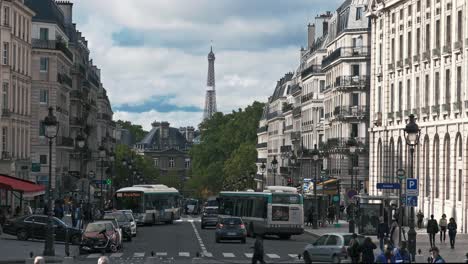 Traffic-along-the-Rue-Soufflot-towards-the-Eiffel-Tower,-Paris,-France