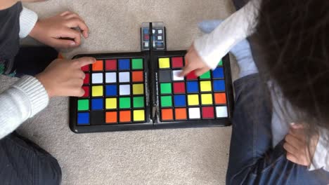 Niños-En-Edad-Escolar-Resolviendo-Una-Versión-Bidimensional-Del-Famoso-Cubo-De-Rubik