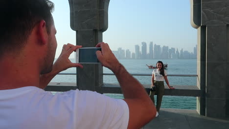 Paar-Macht-Urlaubsfotos-In-Doha,-Katar,-Mit-Der-Skyline-Der-Stadt-Im-Hintergrund