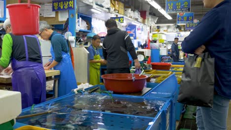 Händler-Machen-Sushi-Aus-Lebendem-Fisch-Auf-Dem-Koreanischen-Fischmarkt-In-Busan-Menschen-Kaufen-Und-Verkaufen-Frische-Meeresfrüchte-Und-Fisch-Auf-Dem-Fischmarkt-In-Südkorea