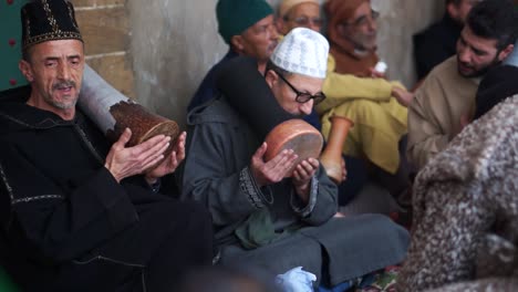 Nahaufnahme-Von-Männern-In-Einer-Sufi-Zeremonie,-Die-In-Essaouira,-Marokko,-Trommeln-Spielen-Und-Singen