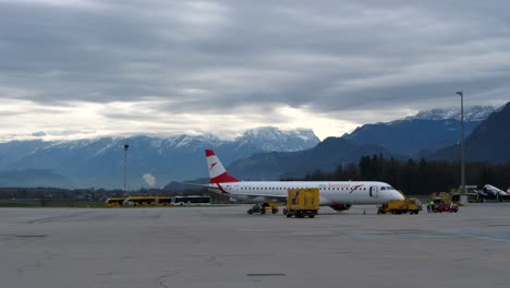 Ein-Flugzeug-Der-Austrian-Airlines-Parkte-Am-Flughafen-Salzburg
