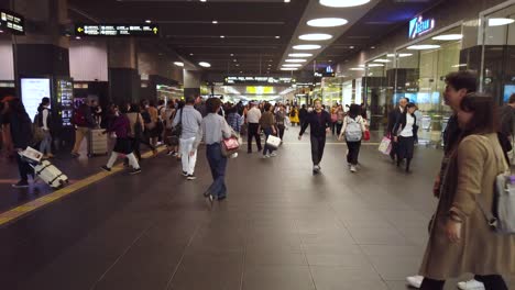 Statische-Aufnahme-Von-Massen-Japanischer-Menschen-Und-Touristen-In-Der-Alten-Hauptstadt-Japans