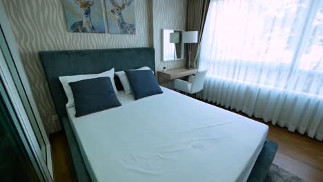 Idee-Für-Eine-Kompakte-Und-Stilvolle-Schlafzimmerdekoration-In-Weiß-Und-Blau